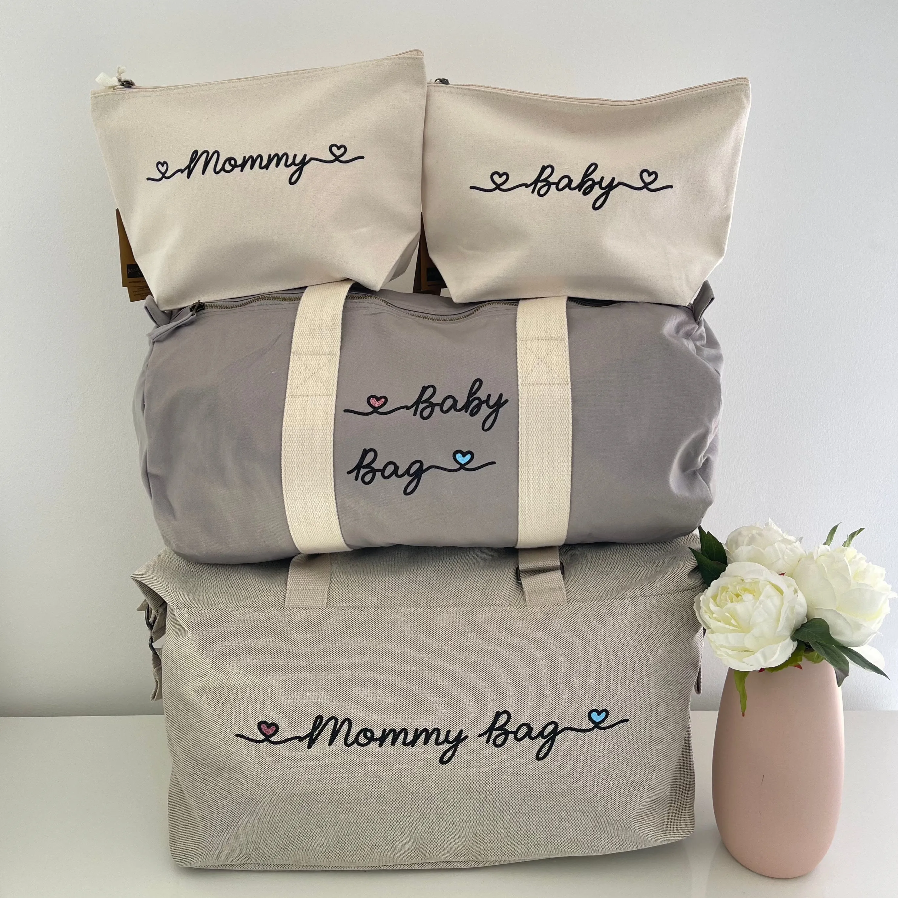 Borsone Mamma, 1 borsone Baby Grey e 2 Pochette con cuoricini Rosa/Azzurro